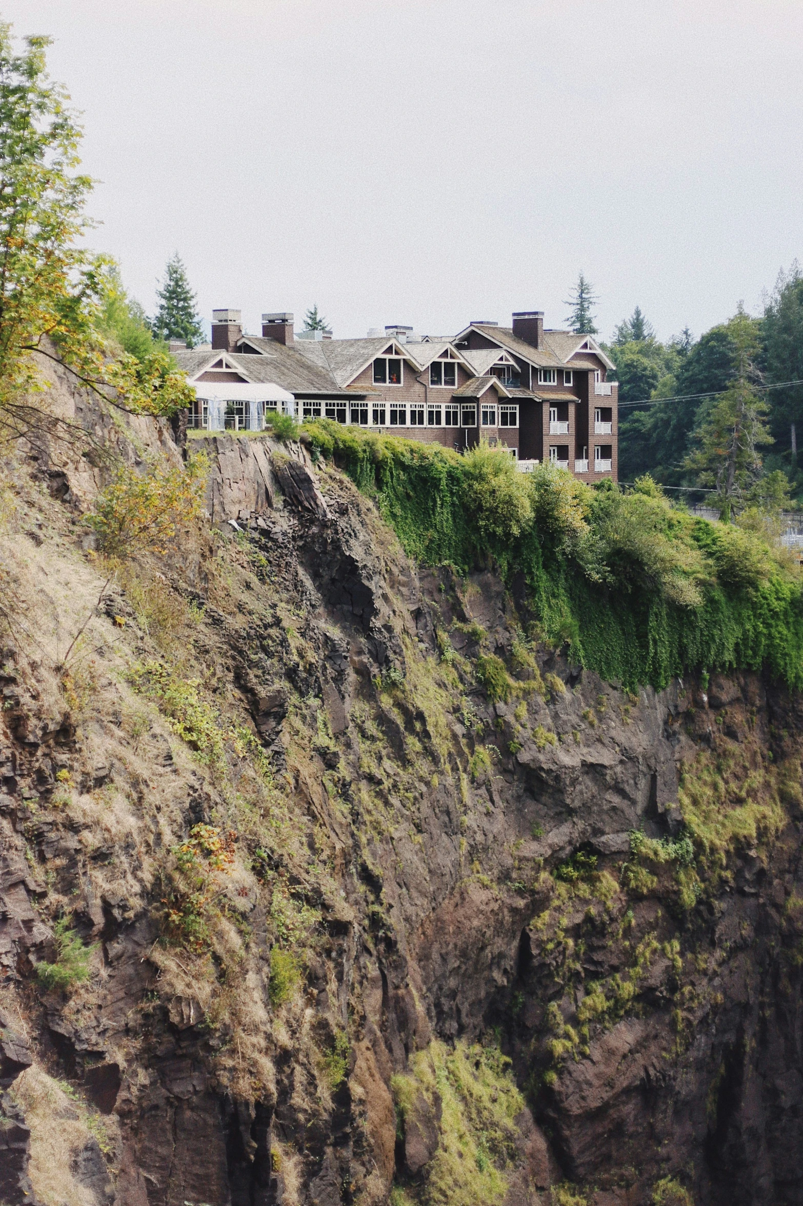 a house that is on the edge of a cliff