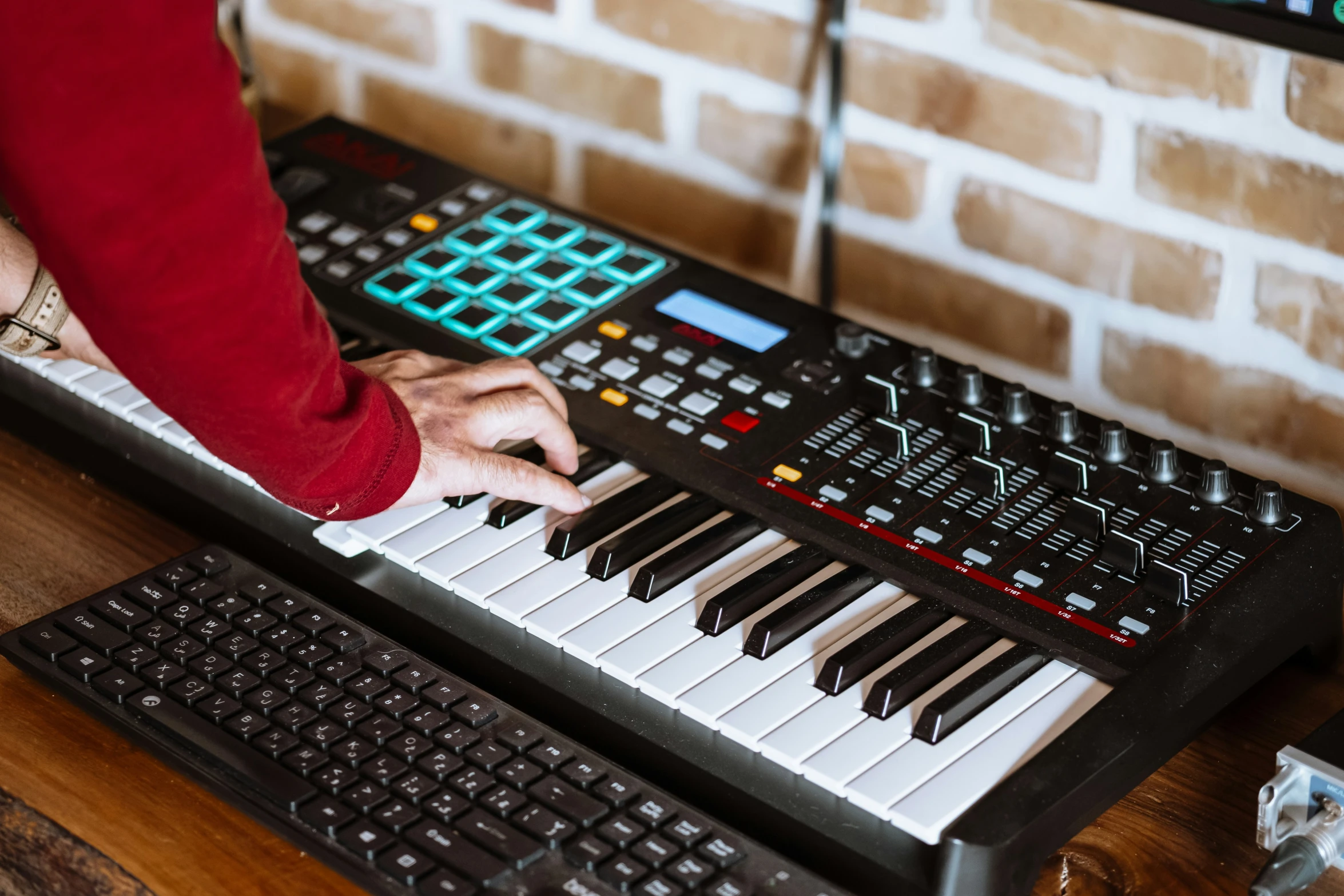 an analog electronic keyboard that is sitting on a desk