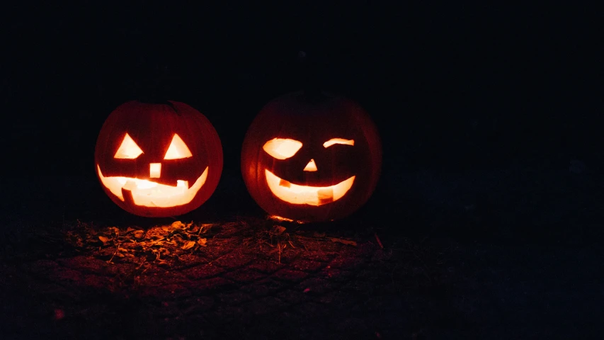 jack o lanterns are set up in the dark