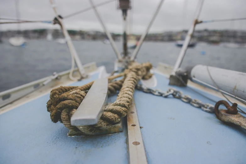 a rope is on top of the boat and attached to the bow