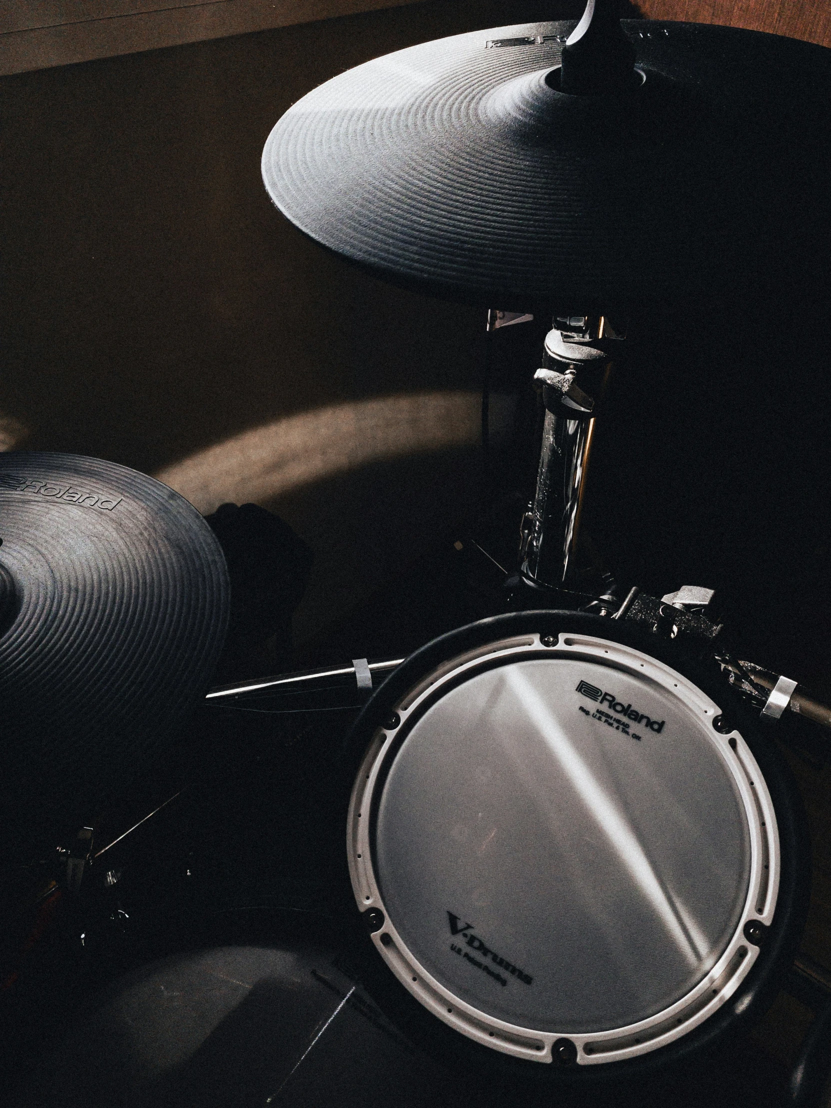 a close up of some drums on a drum kit