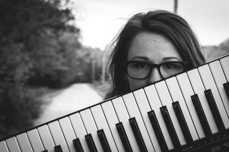 the woman is standing with an electronic keyboard in her hands