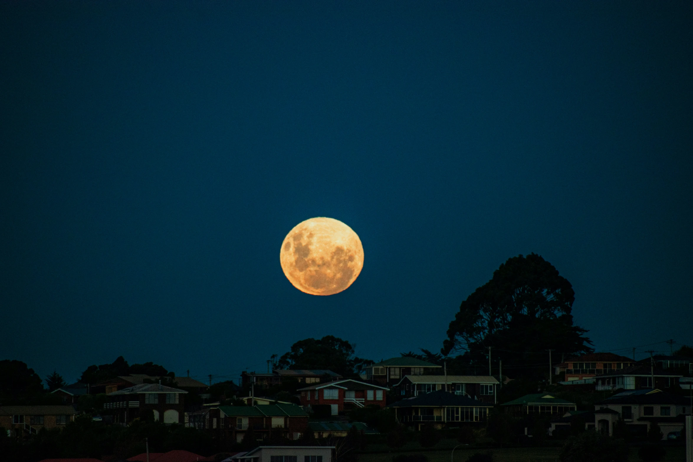 an image of the moon in the night sky