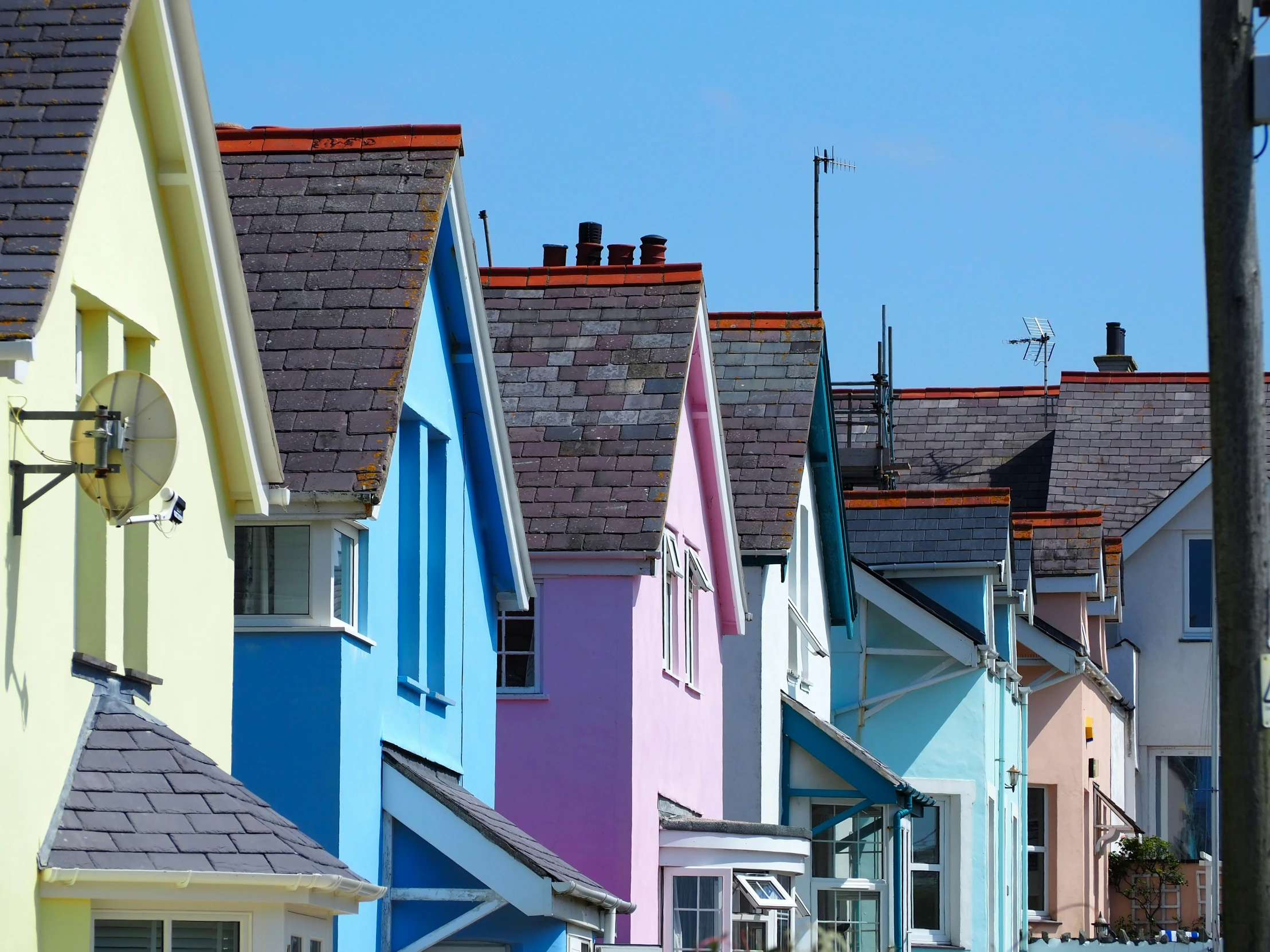 a small town filled with lots of different colored houses