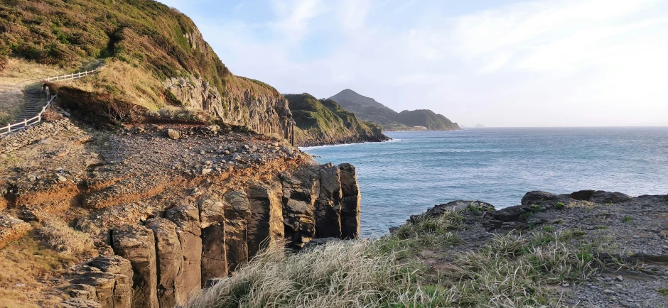 there is a large cliff next to the water