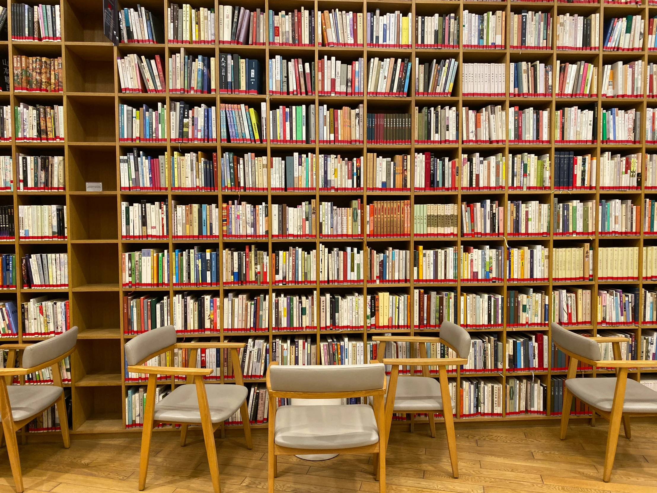 a liry with a long bookcase full of books