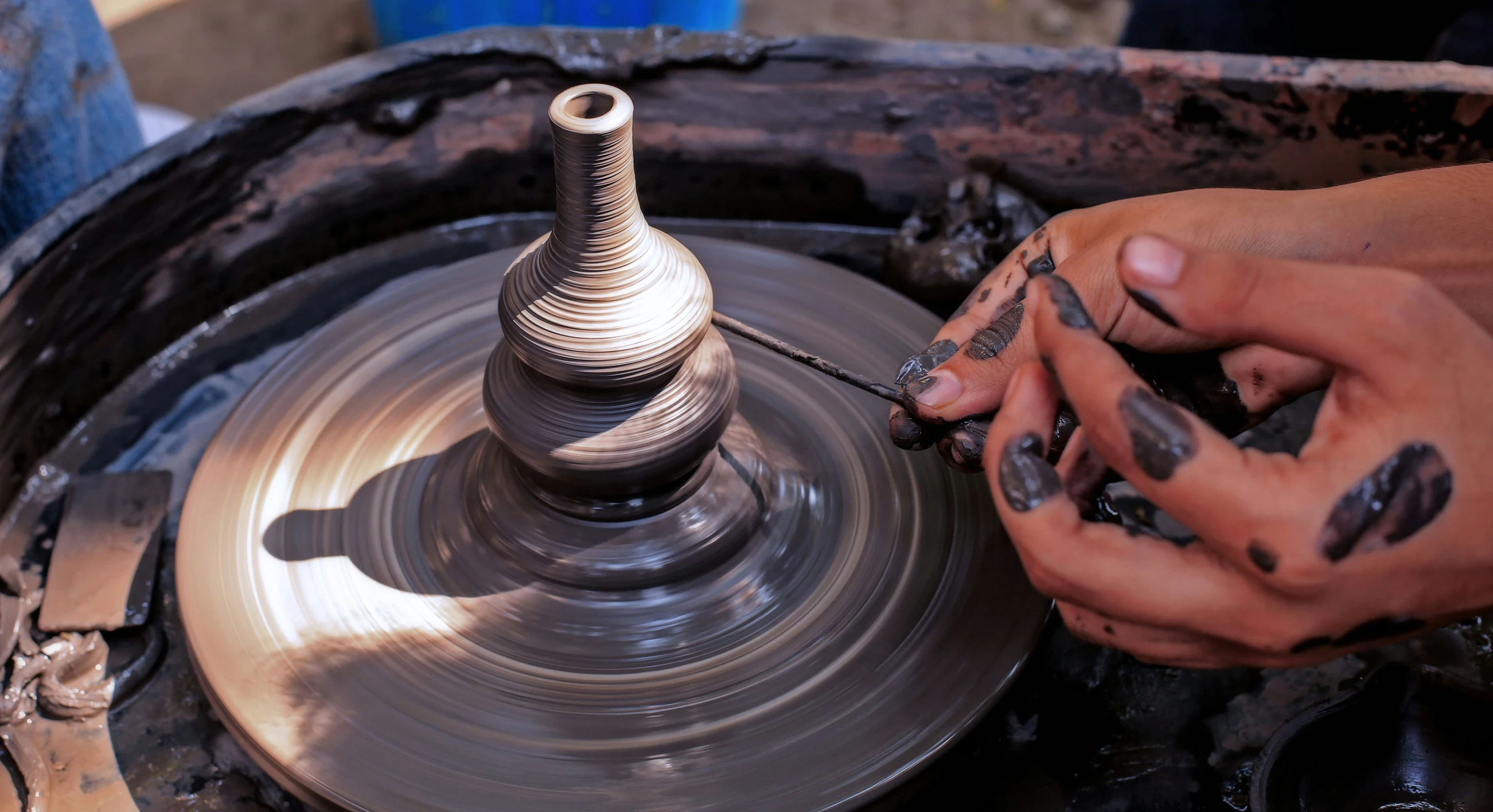 a person is spinning soing on a metal wheel