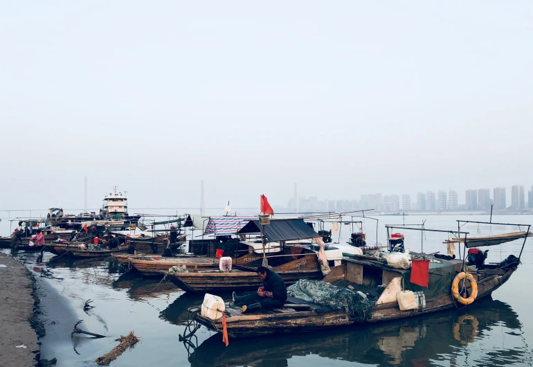 some small boats that are parked by the beach