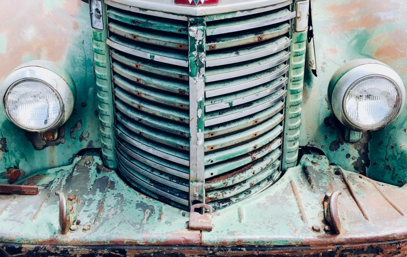 the front grille on an old truck with rust