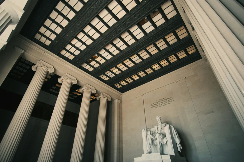 the columns in this building have a statue in them