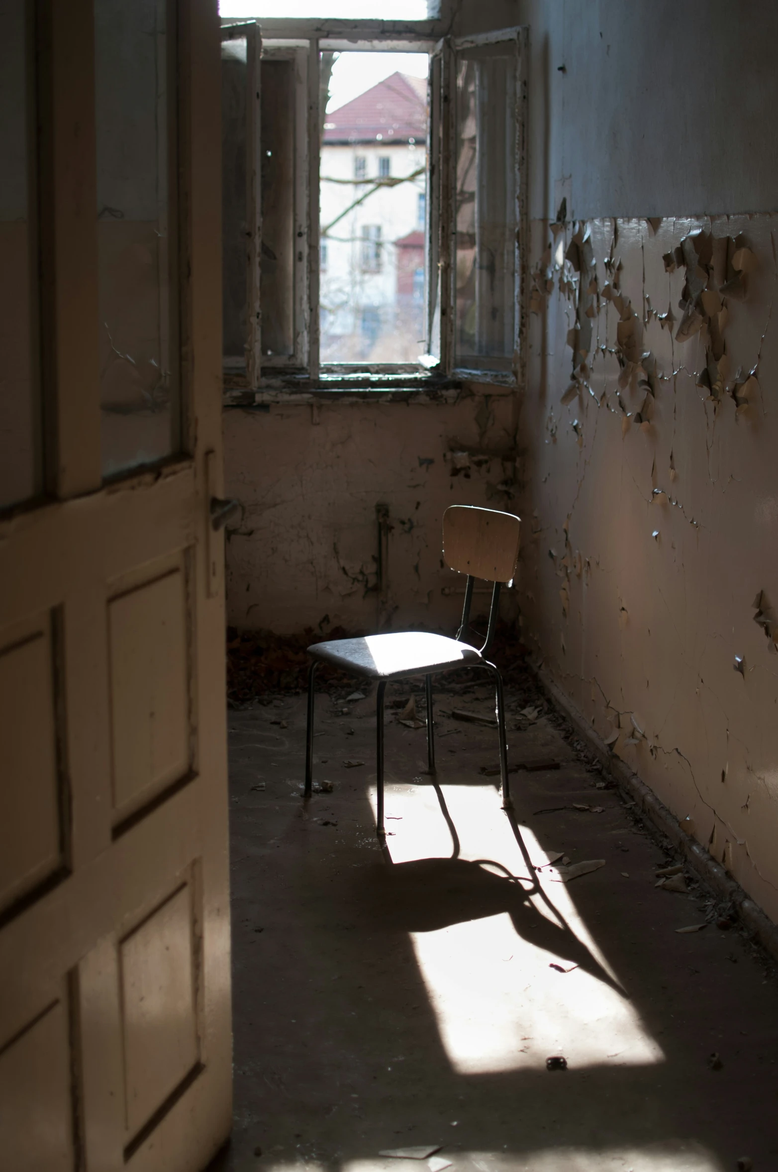 an abandoned room with a broken chair sitting in the middle