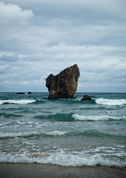 an ocean view with waves crashing onto the shore