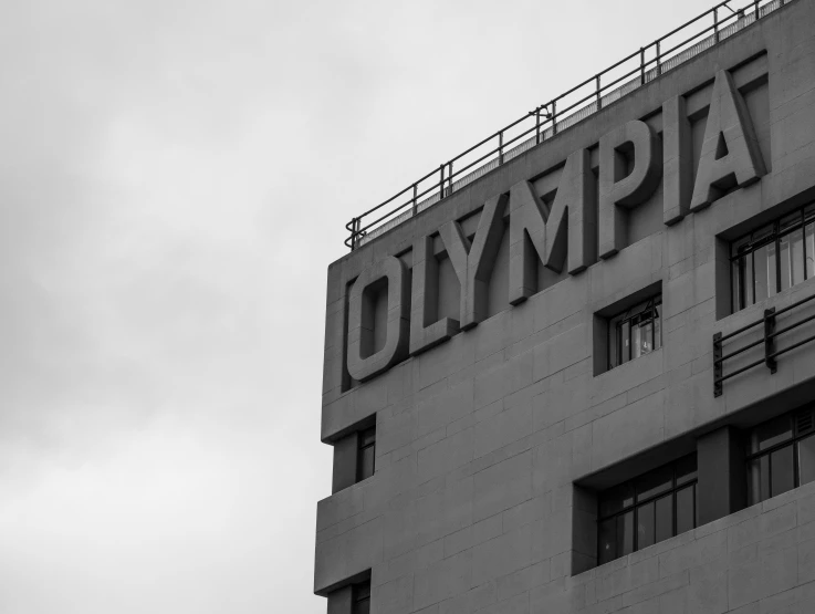 the roof top of an apartment building with the word'el zapit'above it