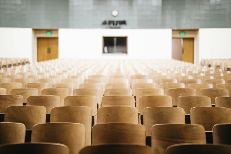 rows of chairs are arranged in the middle of an auditorium