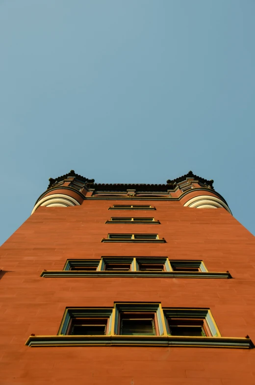 there is a tall brick building that has windows