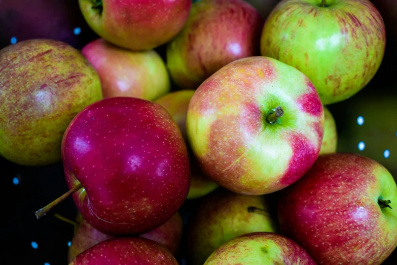 close up po of red apples in bowl