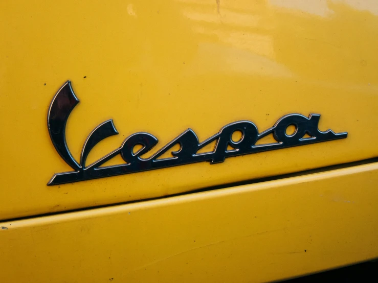 the emblem on the front end of a vintage car