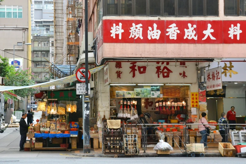 some asian street vendors are outside on the side of the road