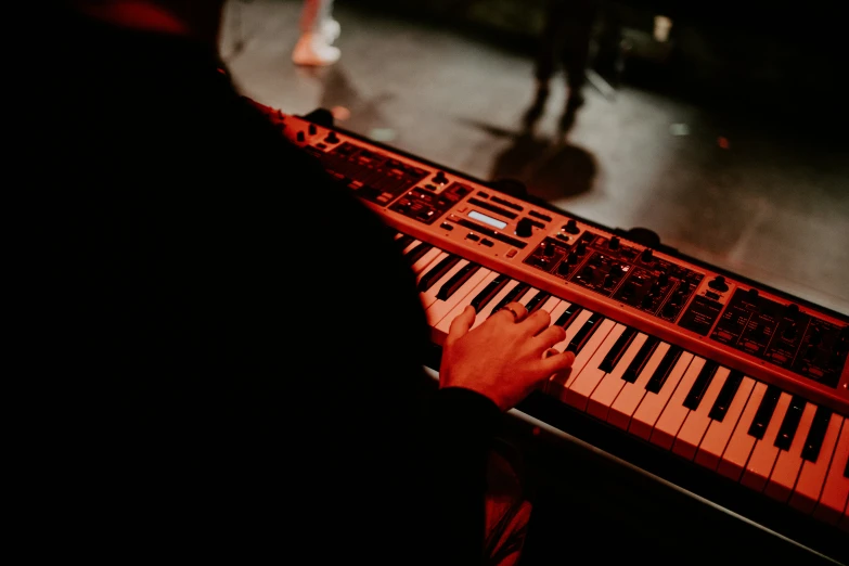 a man is playing a pipe organ while looking at soing