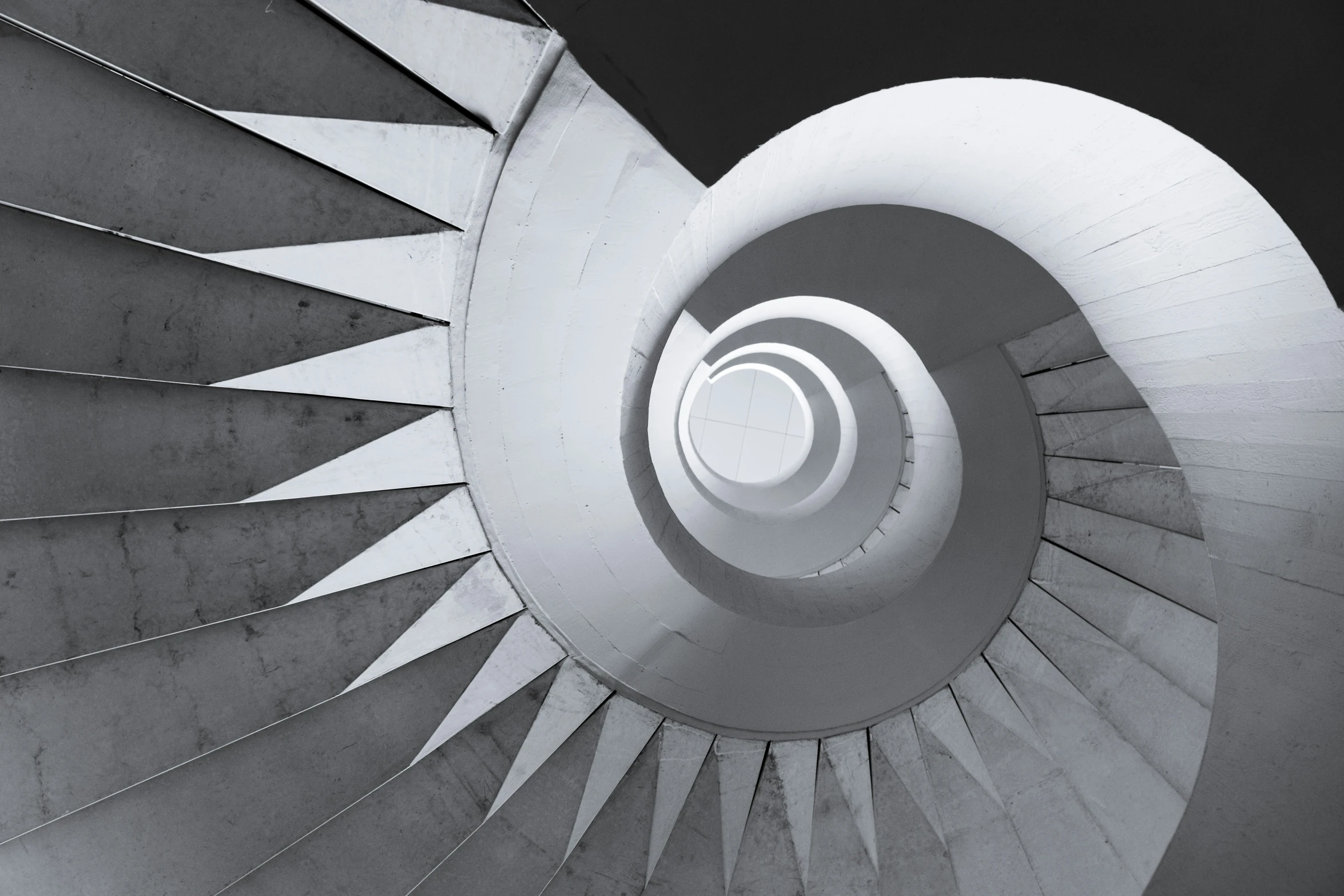 a close up view of the top of an aircraft propeller