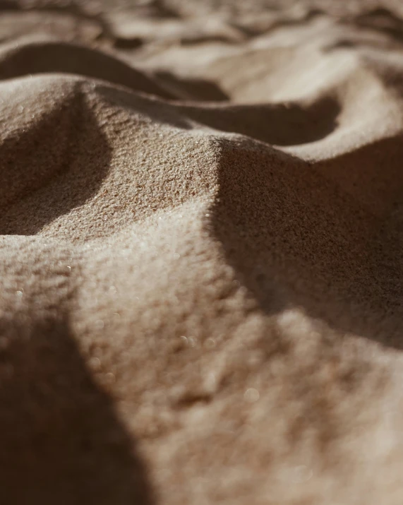 a black and white po of the sand that is covering