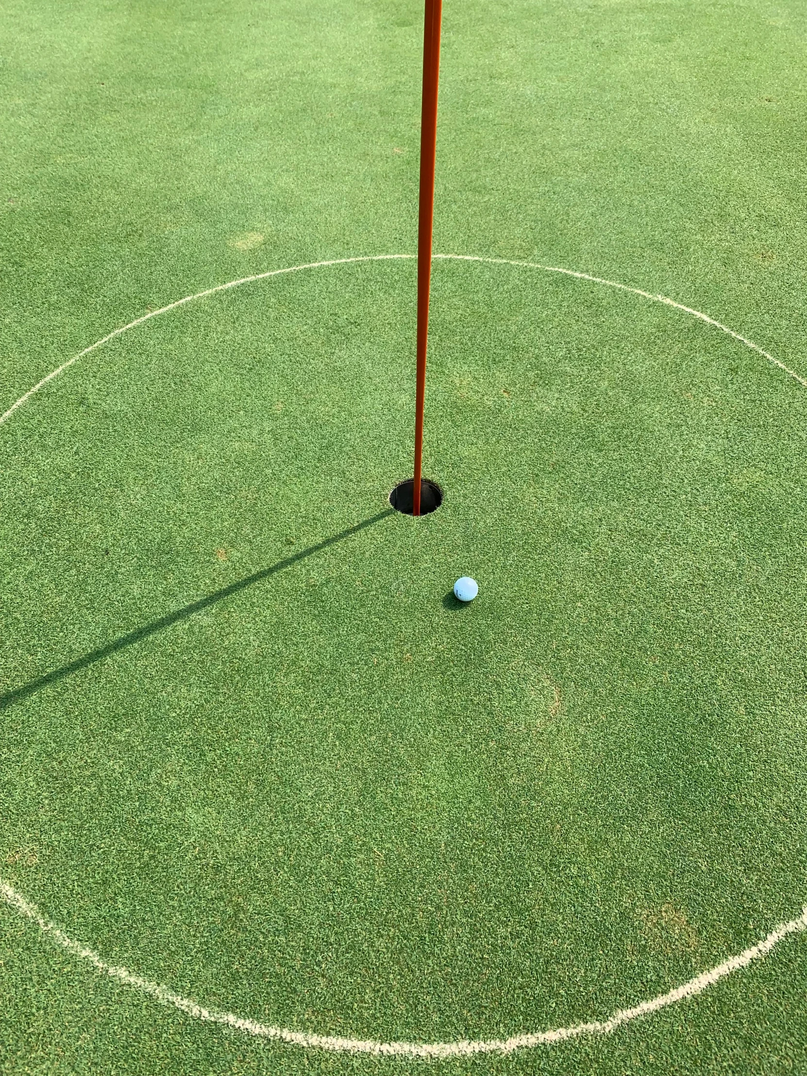 a red tee on top of a green tennis court