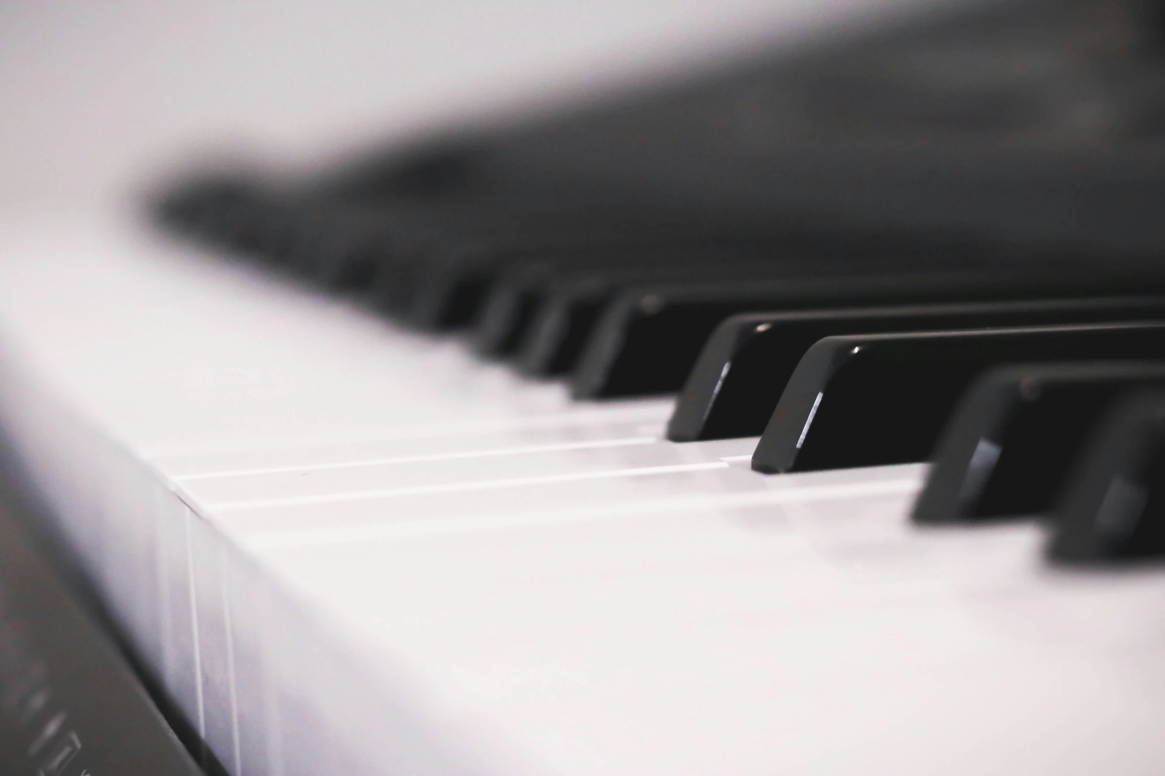 a close up of an empty piano with black keys