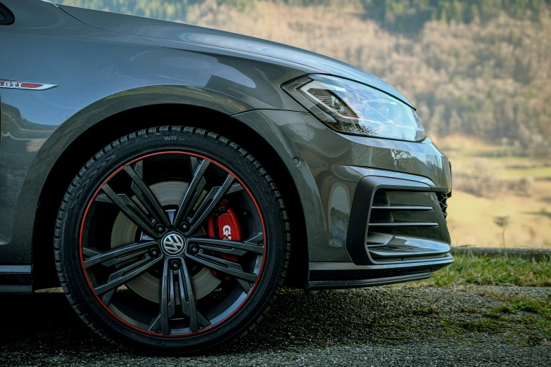 the red painted wheels on the mercedes gle is a nice match to the black and chrome