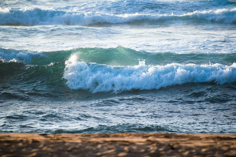 the waves are rolling over the beach to shore