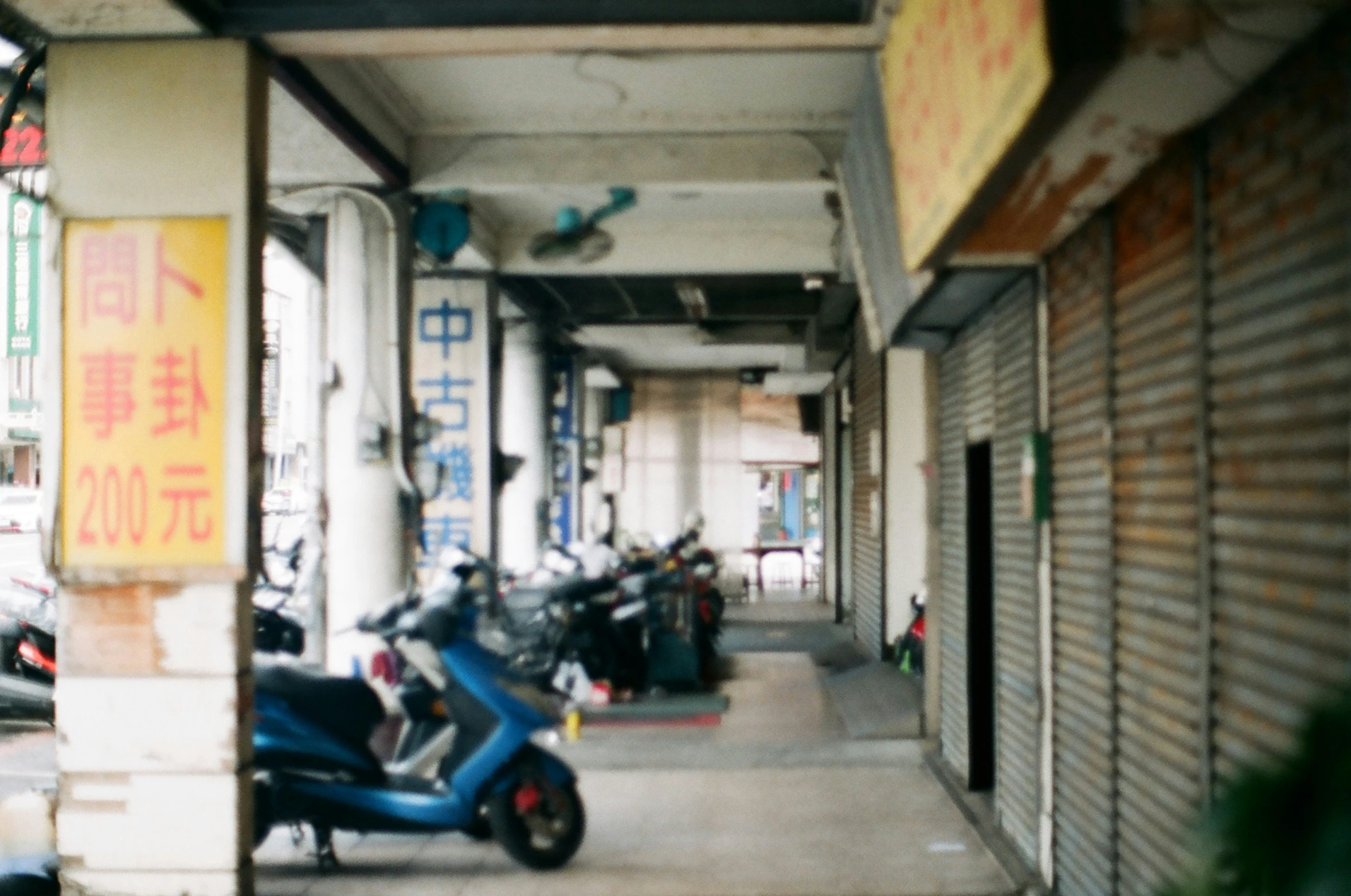 a bunch of motorcycles sitting in a parking lot