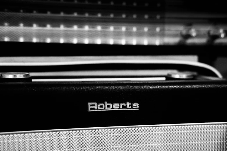 the roberts logo is on an old stereo