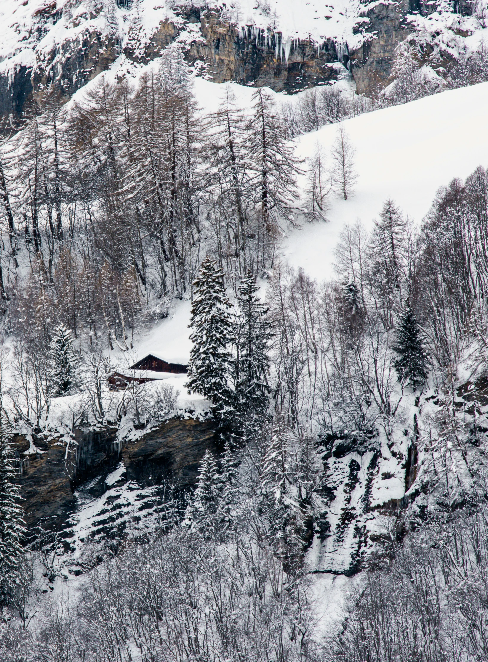 this is a po of some snow in the mountains