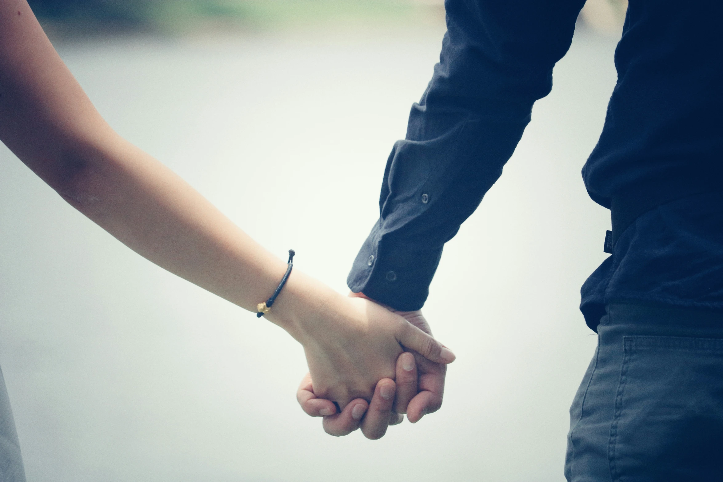 two people hold hands as they hold hands