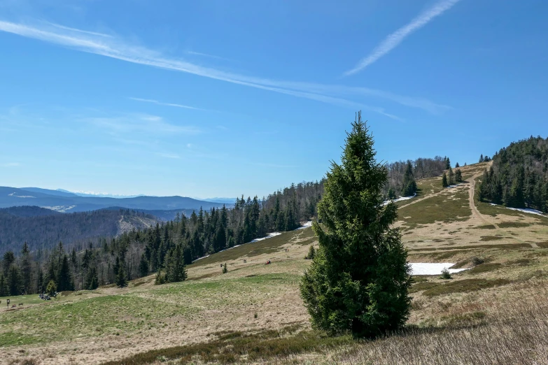 the view from the top of the mountain overlooking the valley