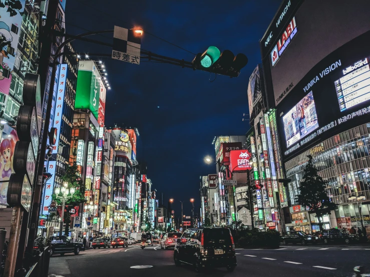 the traffic lights are illuminated at night near city buildings