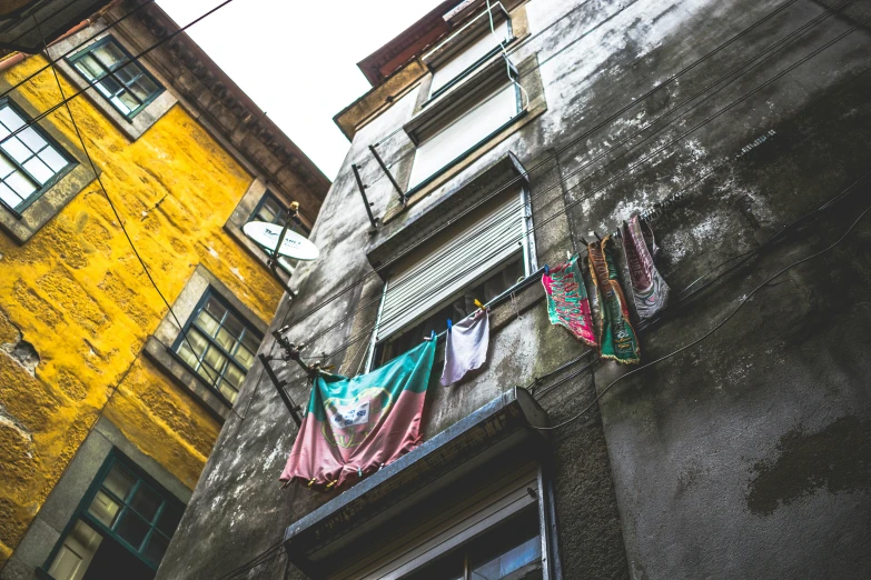 clothes are hanging out to dry on the clothes line