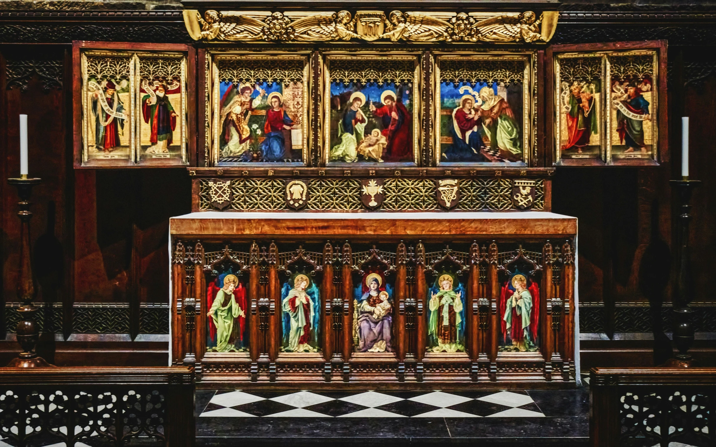 a wooden alter has paintings on the sides