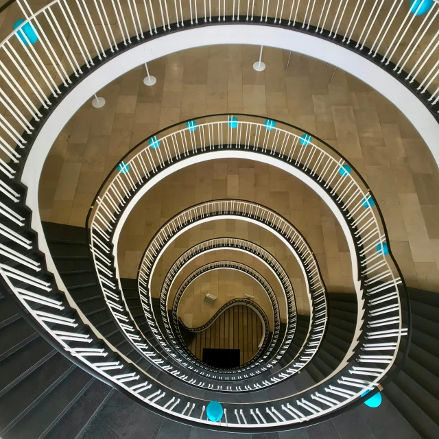 a spiral staircase is shown with light blue arrows
