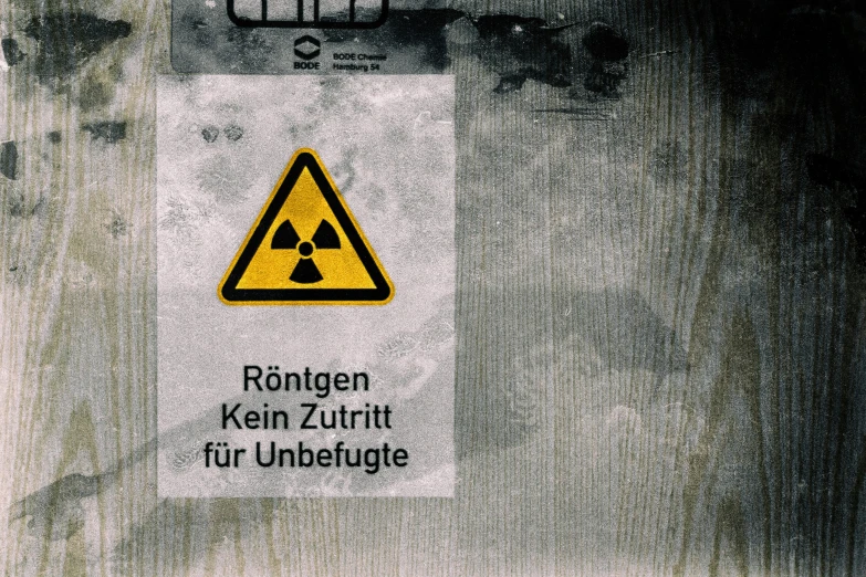 warning sign on a wall that says roonigen keein zultt fur umbrella