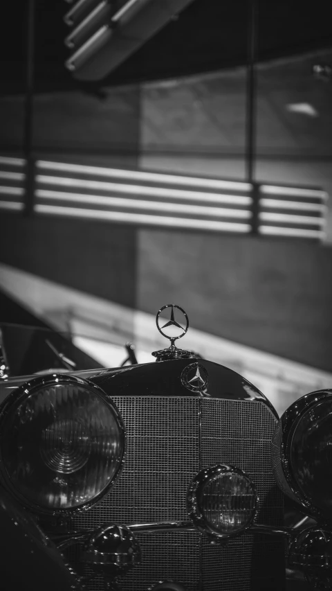 the emblem on an old mercedes benz car