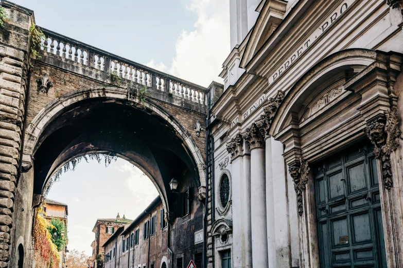 an arch has a sign that says'i am there'in it