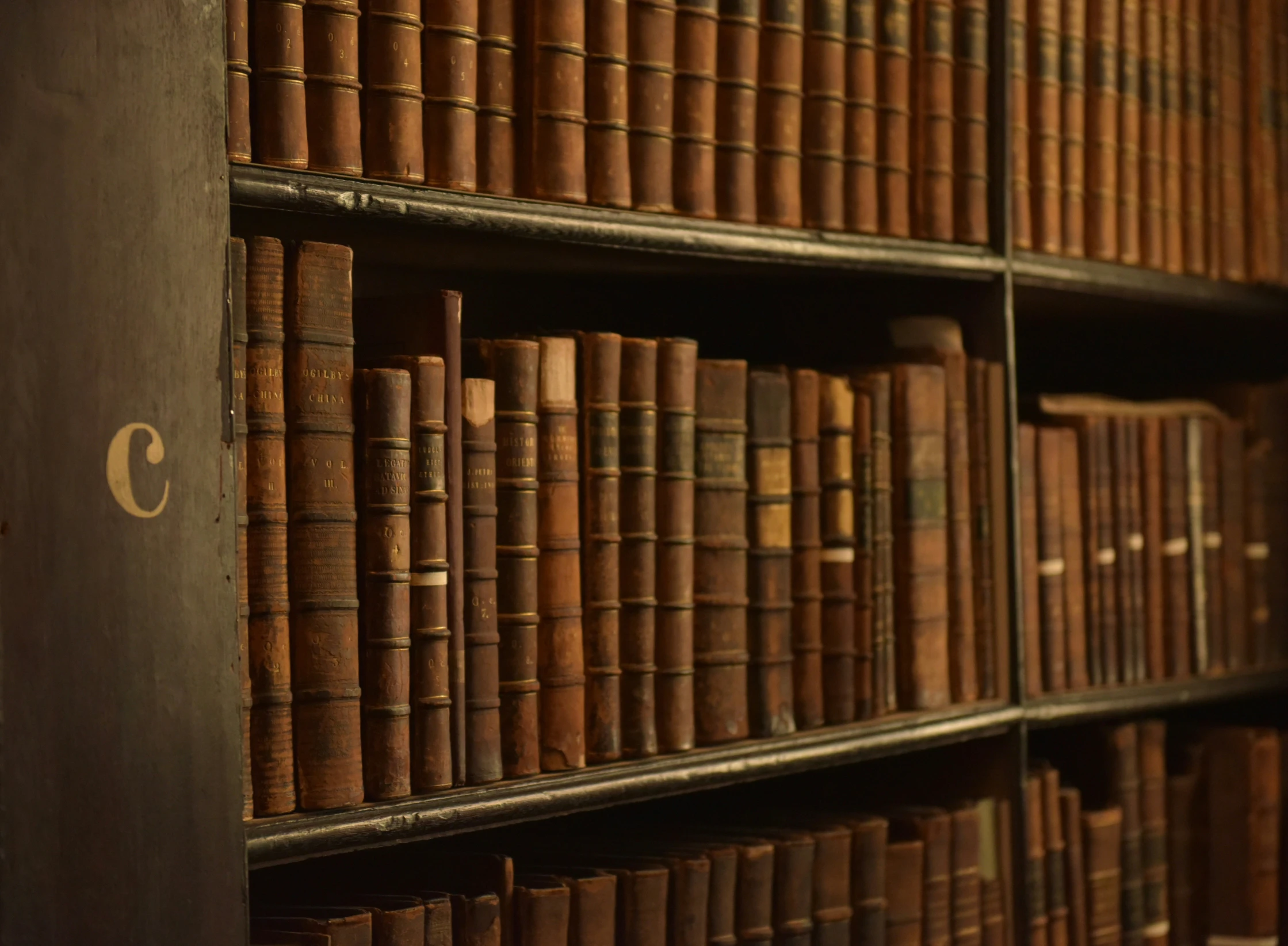 books are piled up on the shelves in a liry