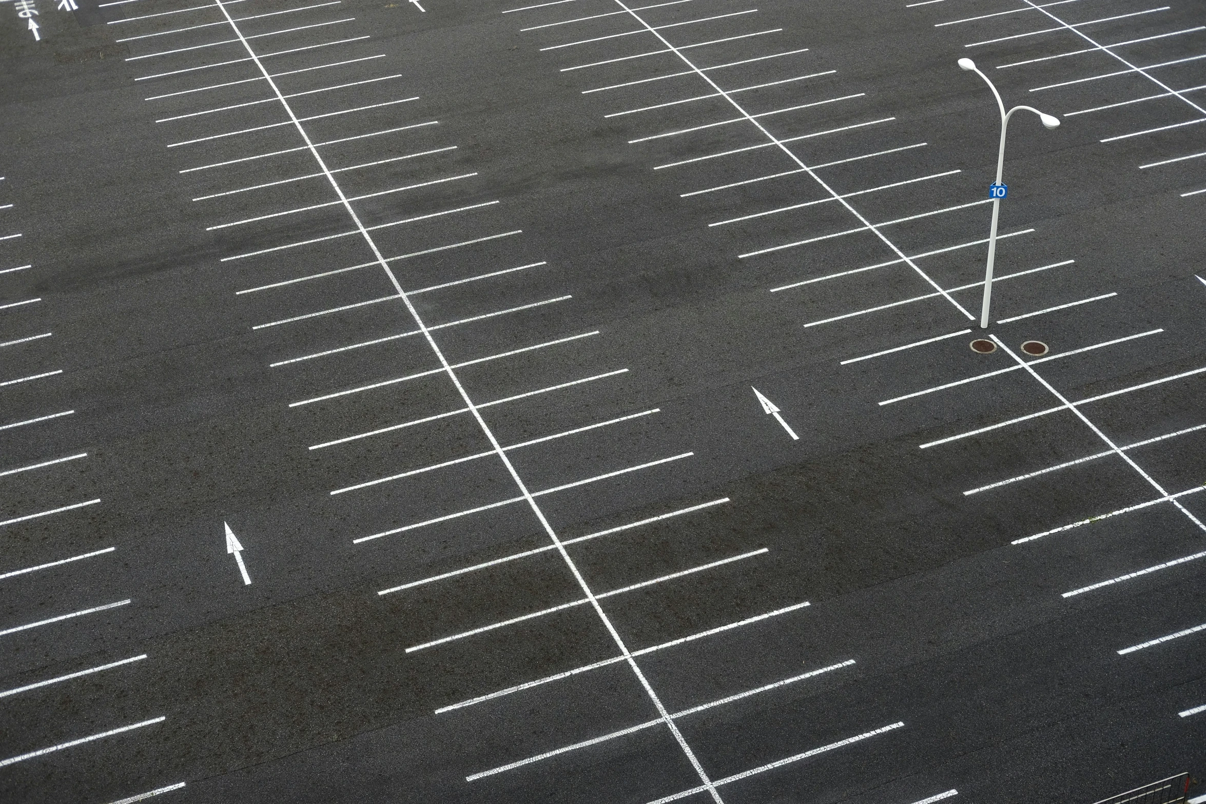 an arrow on top of a parking lot