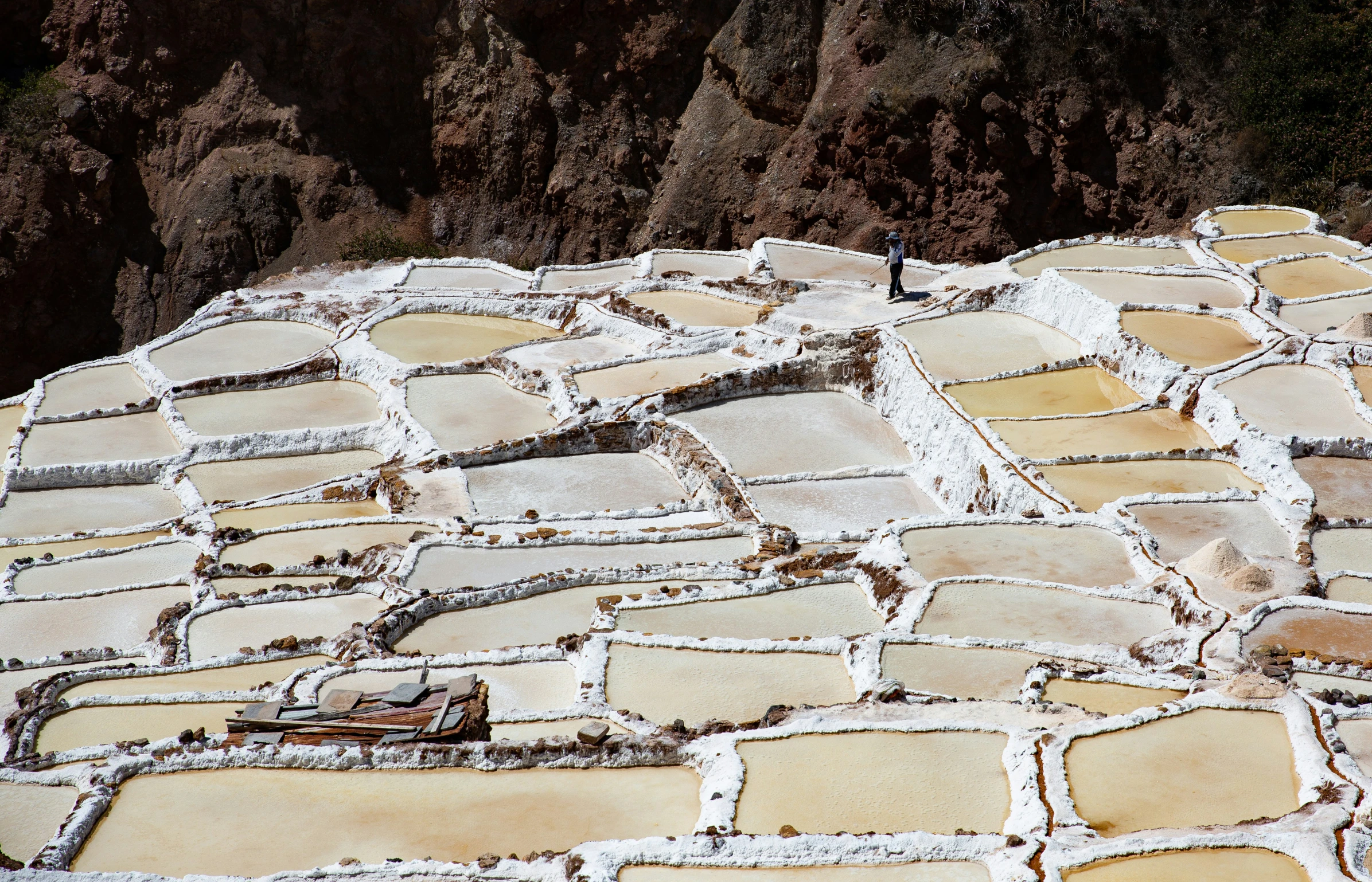 a po of a large rock wall made from several different sized squares