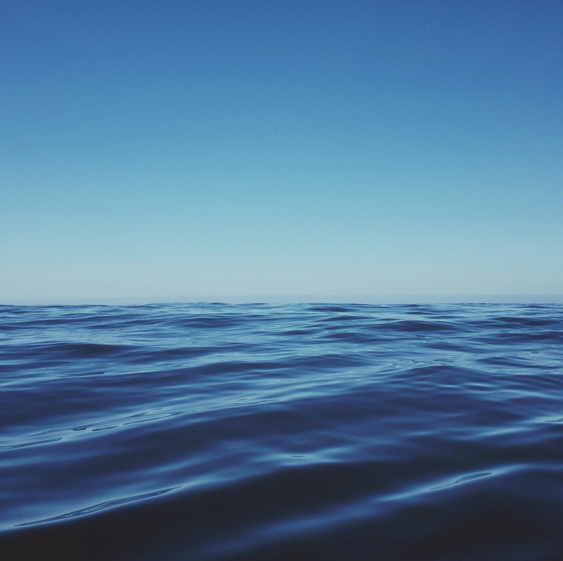 water is moving across the ocean on a sunny day