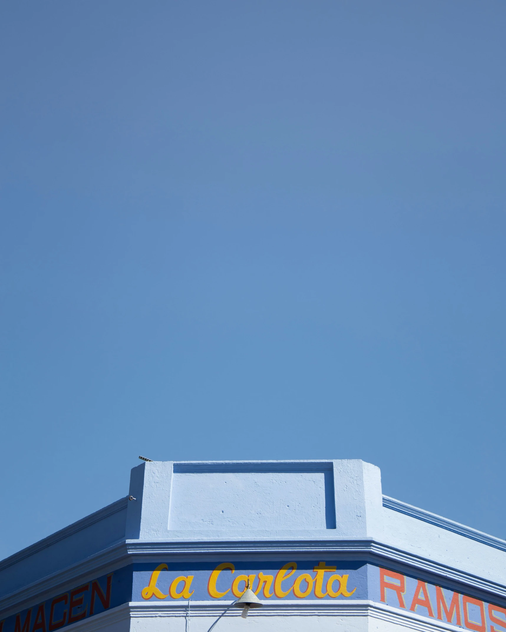 a sign for a pizza restaurant stands on top of a building