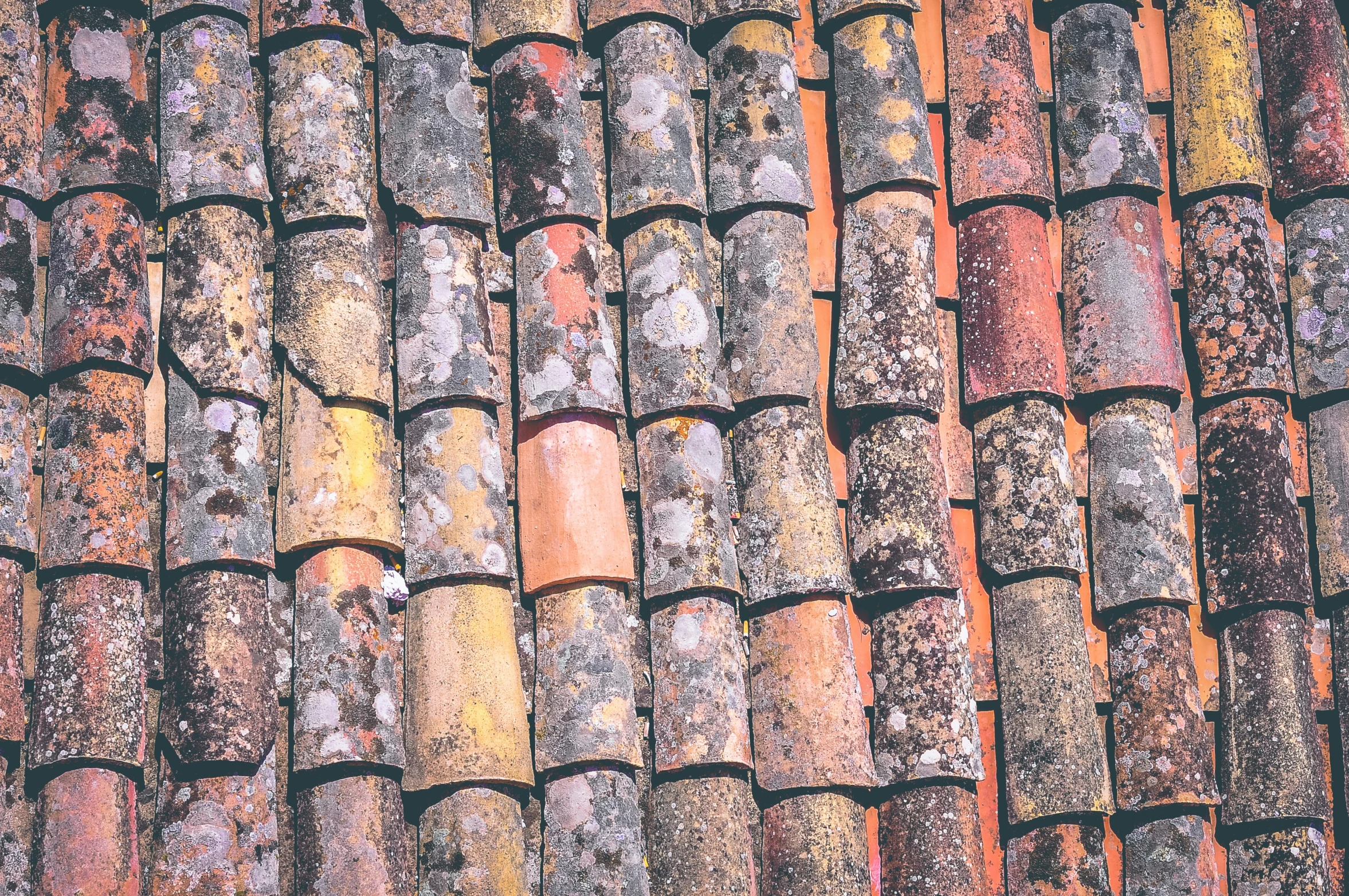 an old roof with several pieces of paint on it