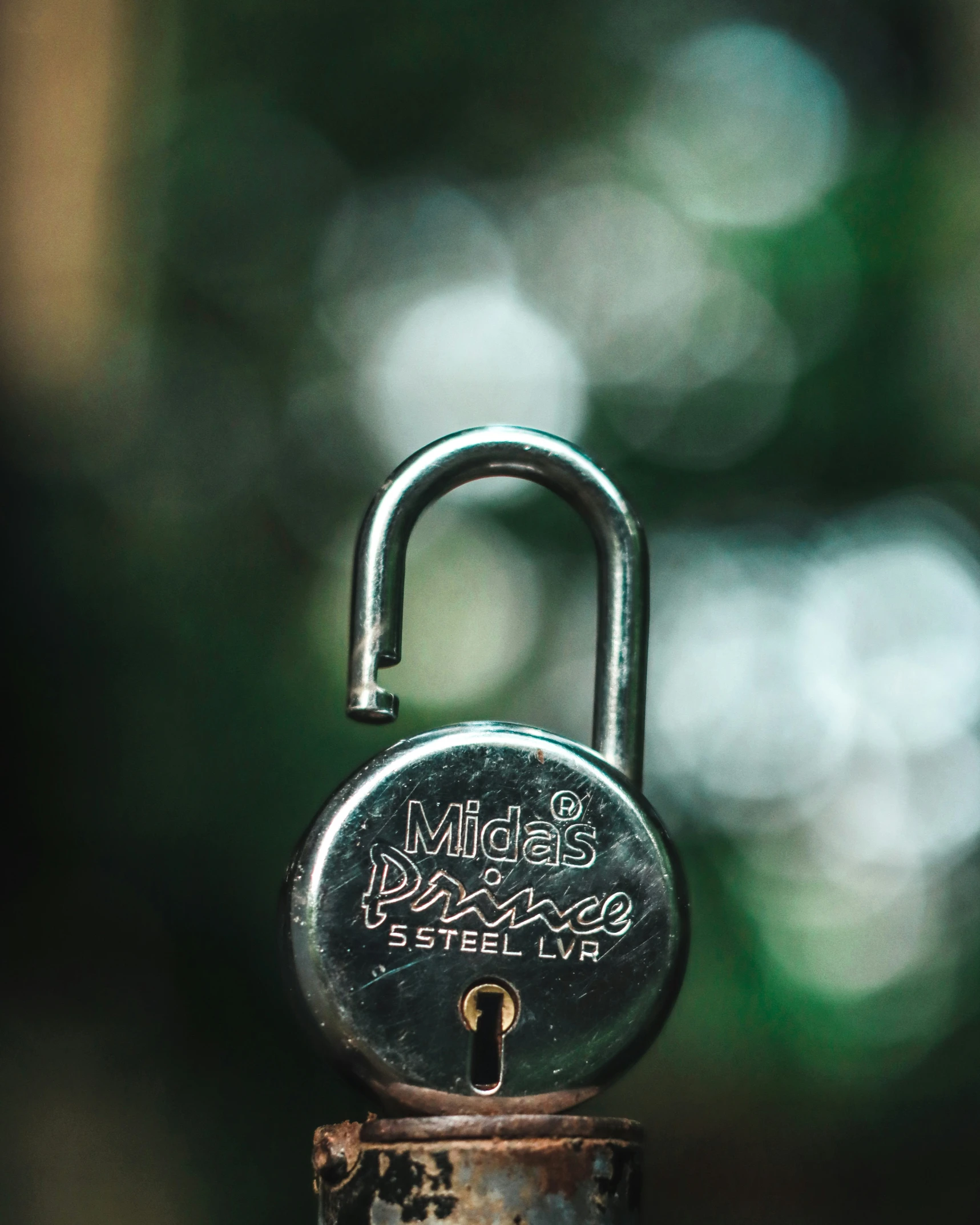 a padlock with the word'miles distance steiller'on it