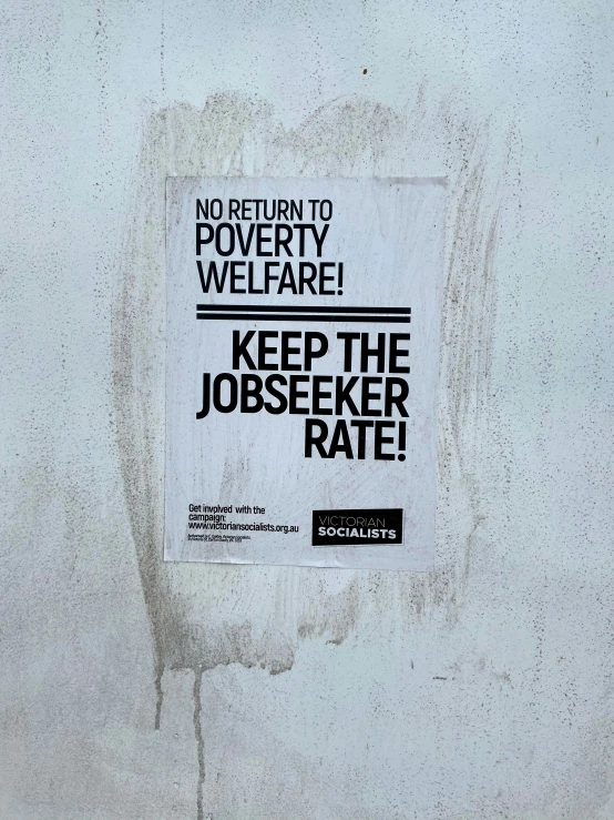 a sign stating to keep the jobee rate