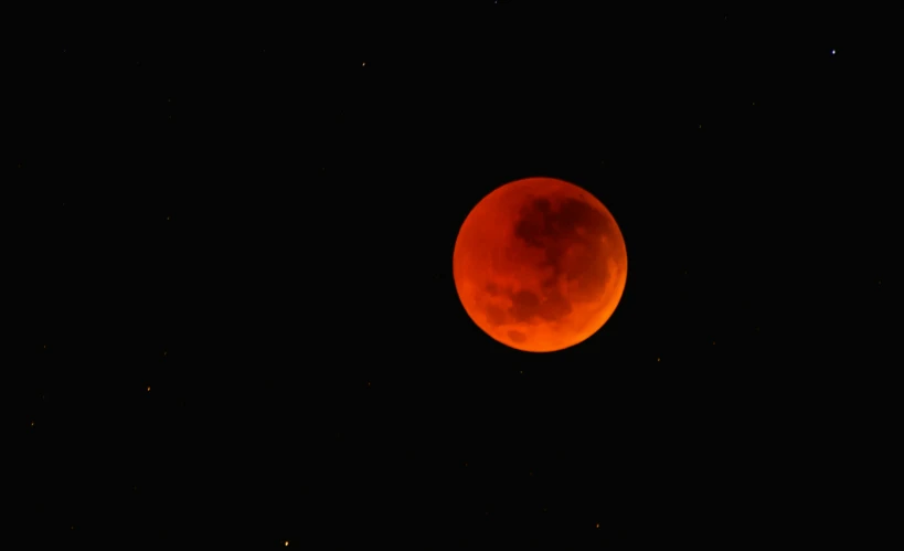 the red moon is seen in this pograph